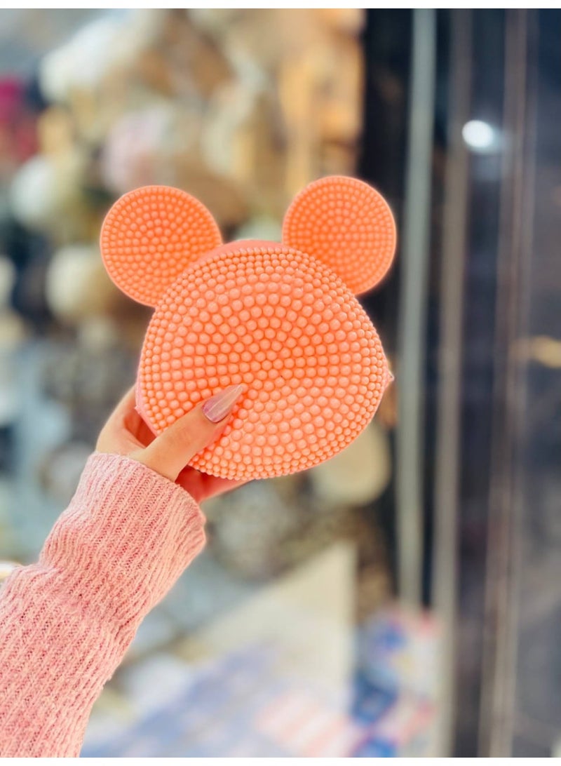 شنطة حريمي ميني بتصميم ميكي كيوت وعصري، مصنوعة من خامة السيليكون المتين والخفيف، سهلة التنظيف ومناسبة للاستخدام اليومي. حجم صغير وعملي، مثالية للمشاوير السريعة والخروجات، وتضيف لمسة مرحة وشيك لأي لوك. اختيار ترندي لمحبات الستايل الكيوت والناعم - Image 1